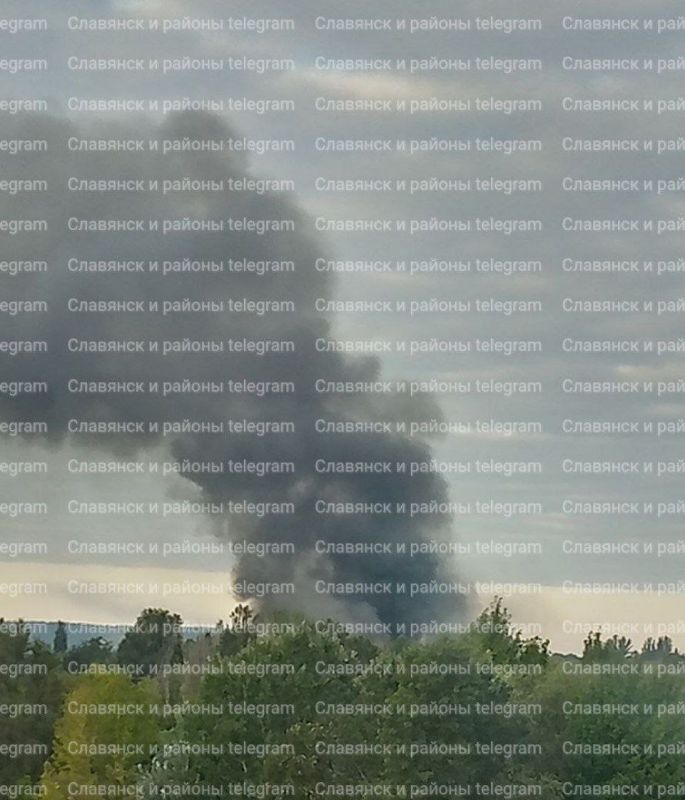 Ещё кадры пожара на железной дороге в окрестностях оккупированного ВСУ Славянска