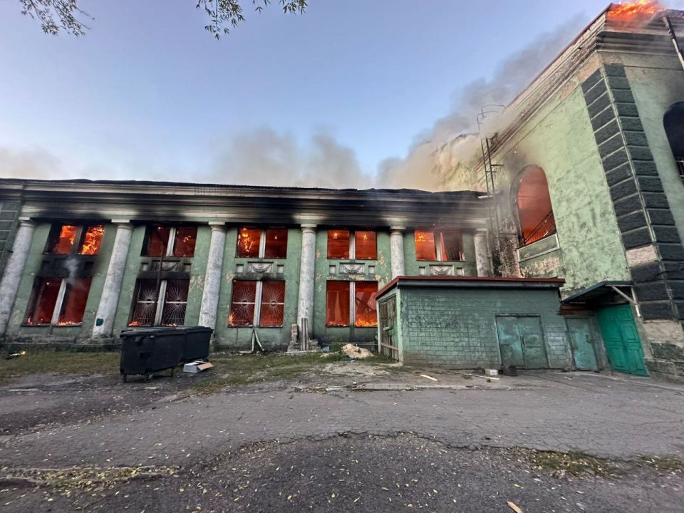 Горящие здание после ночных прилетов по Доброполью