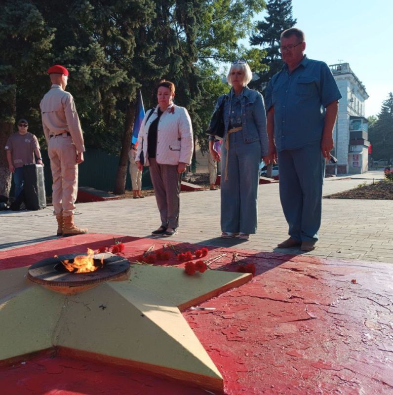 Игорь Лызов: Сегодня, 8 сентября, в 82-ю годовщину со дня освобождения Донбасса от немецко-фашистских захватчиков вместе с коллегами, Амвросиевским муниципальным советом почтил память погибших героев возложением цветов к...