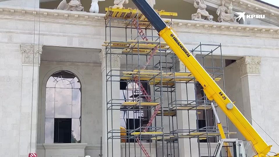 Восстановление Мариупольского драмтеатра близится к завершению: на фронтальной части фасада установлено остекление, а на фронтон здания монтируют последние из девяти скульптурных фигур
