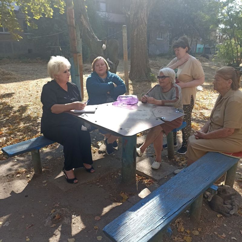 Начальник Амвросиевского территориального отдела Светлана Тимофеева встретилась с жителями г. Амвросиевка по улице Молодежная, 34
