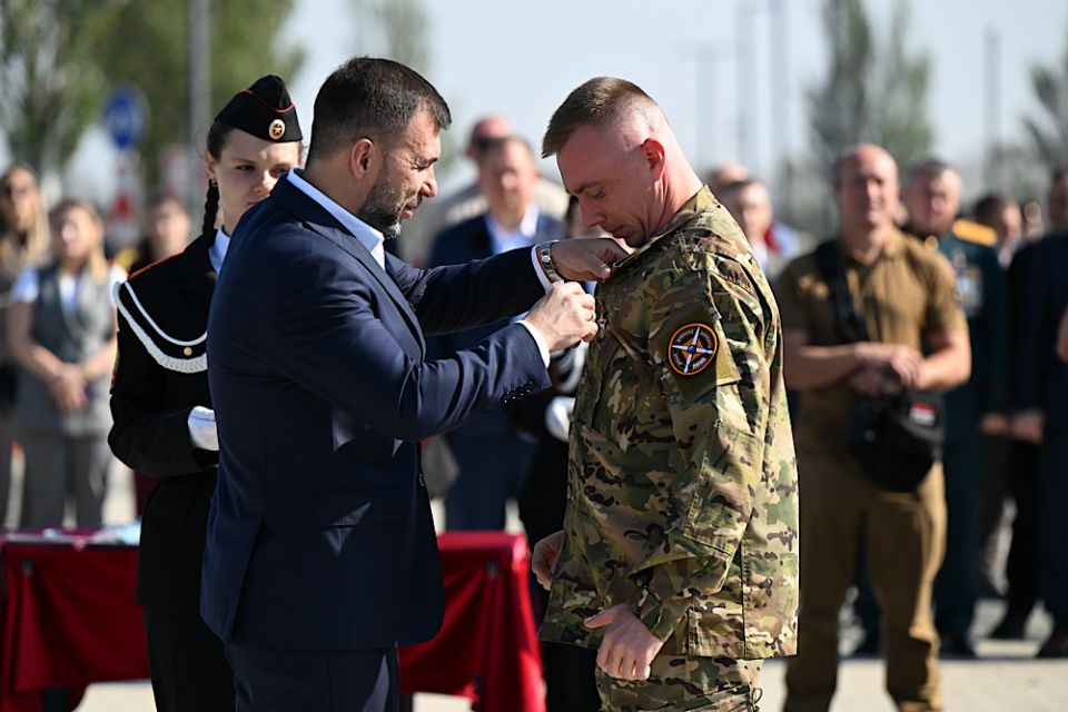 В День освобождения Донбасса Денис Пушилин вручил награды военнослужащим на Саур-Могиле