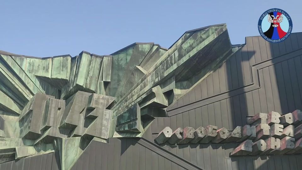 В священный для каждого жителя Донецкой Народной Республики День освобождения Донбасса члены Общественной палаты ДНР возложили цветы к мемориалу «Твоим освободителям, Донбасс»