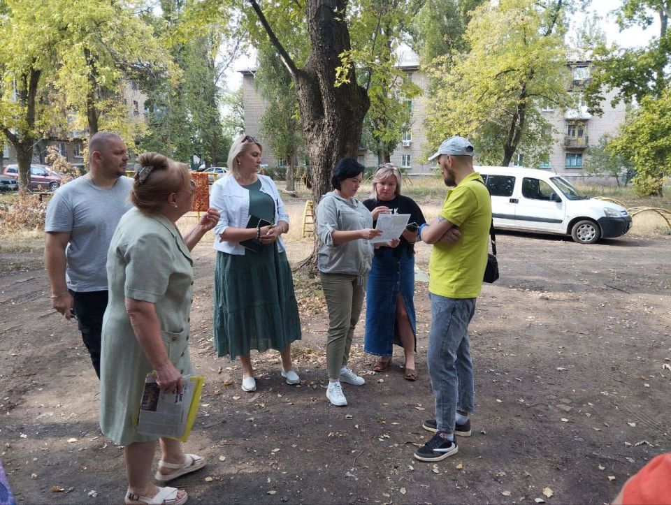 Сегодня, 8 сентября, заместитель главы Администрации муниципального образования городского округа Харцызск Виктория Рогожина провела встречу с гражданами в городе Харцызск по адресу: ул. Краснознаменская, дом 166