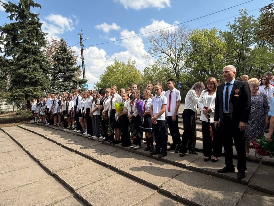 Сегодня, 8 сентября, в День освобождения Донбасса от немецко-фашистских захватчиков, у Братской Могилы почтили память великих героев Красной Армии, которые в годы Великой Отечественной Войны ценной своей жизни изгнали...