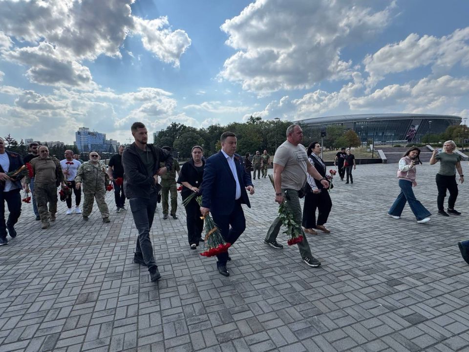 Константин Кузьмин: Вместе с коллегами-однопартийцами у мемориального комплекса «Твоим освободителям, Донбасс!» отдали дань уважения защитникам нашей земли, погибших в борьбе с фашистскими захватчиками