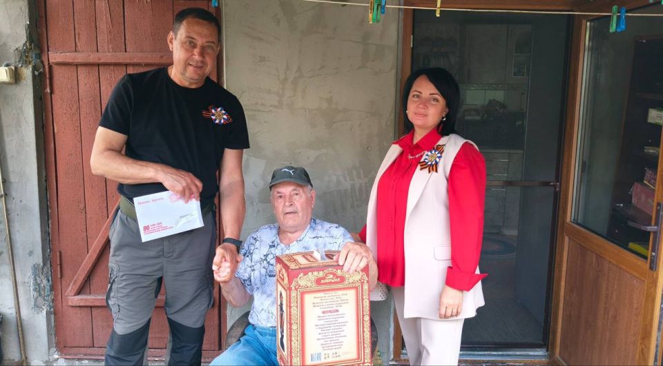 Константин Зинченко: Сегодня совместно с заместителем главы администрации Волновахского МО, координатором Женского движения «Единой России» Еленой Снисаренко поздравил наших ветеранов, Степана Степановича Плахтия и...