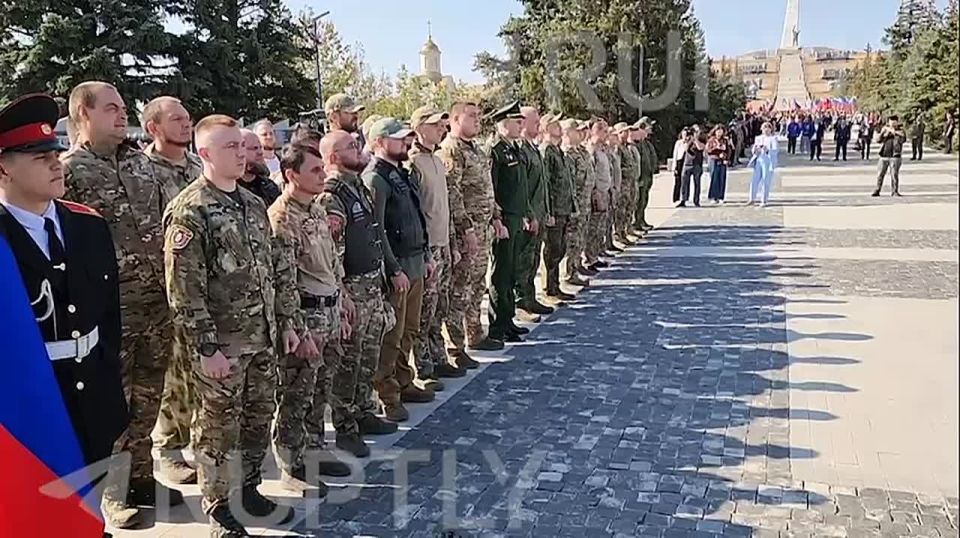 Огромное знамя Победы развернули на мемориале «Саур-Могила» в честь 82-й годовщины освобождения Донбасса