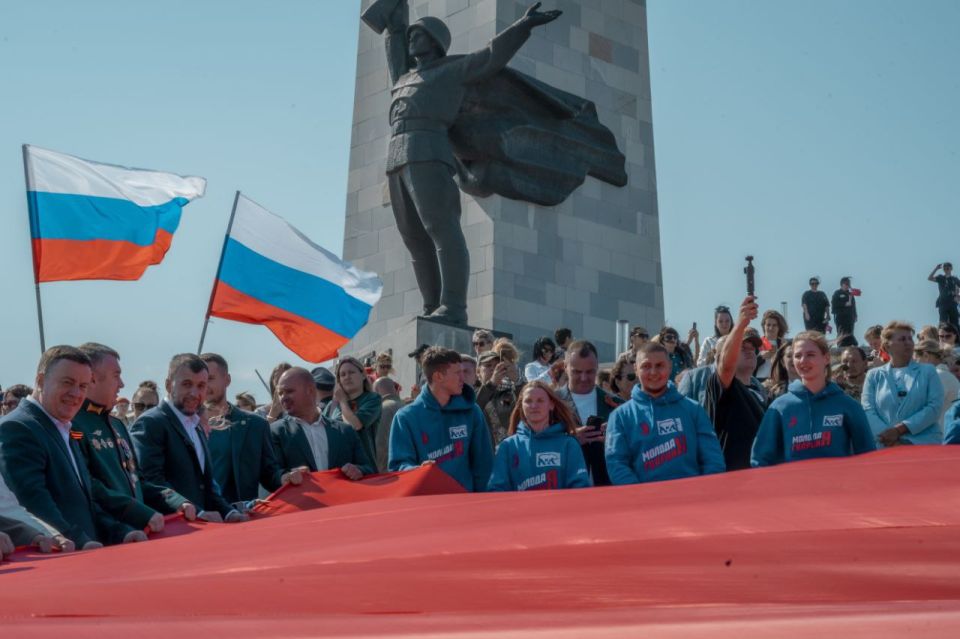 Знамя Победы снова на Саур-Могиле: Молодогвардейцы отметили День освобождения Донбасса