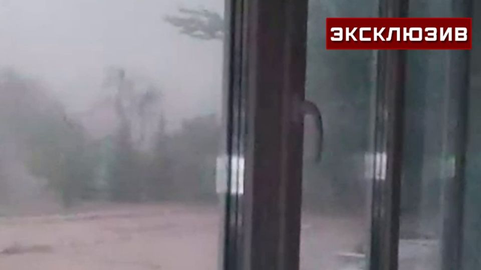 Мирные жители сняли видео из эпицентра взрывов при ударе ВСУ по Донецку