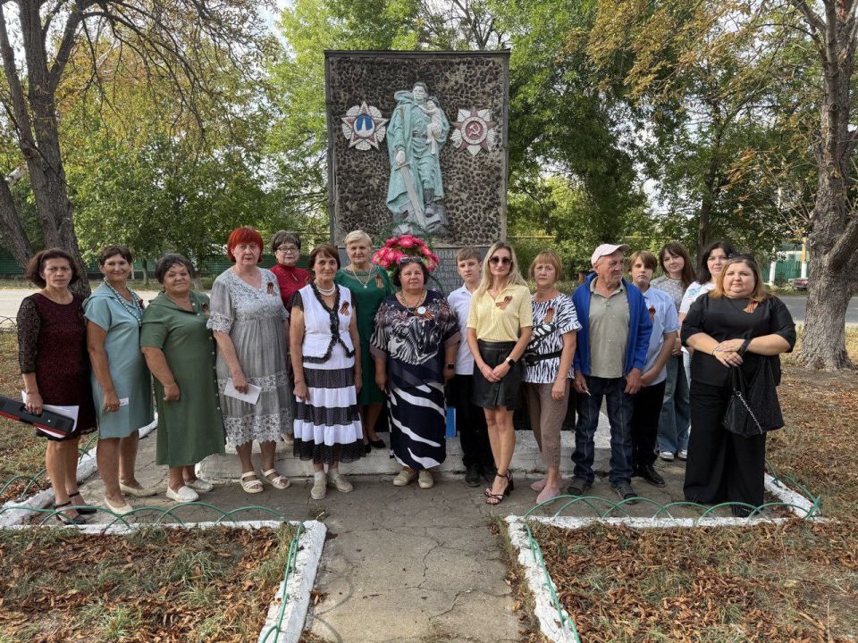 В совхозе "Докучаевский" у памятника погибшим воинам в Великой Отечественной Войне, прошел памятный концерт посвященный 82-ой годовщине