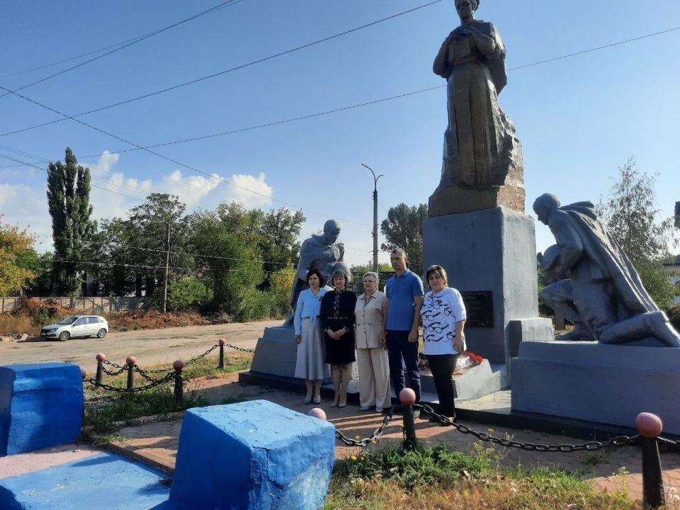 Роман Конев: В Калининском внутригородском районе города Горловка прошли торжественные мероприятия по возложению цветов к мемориалам ВОВ