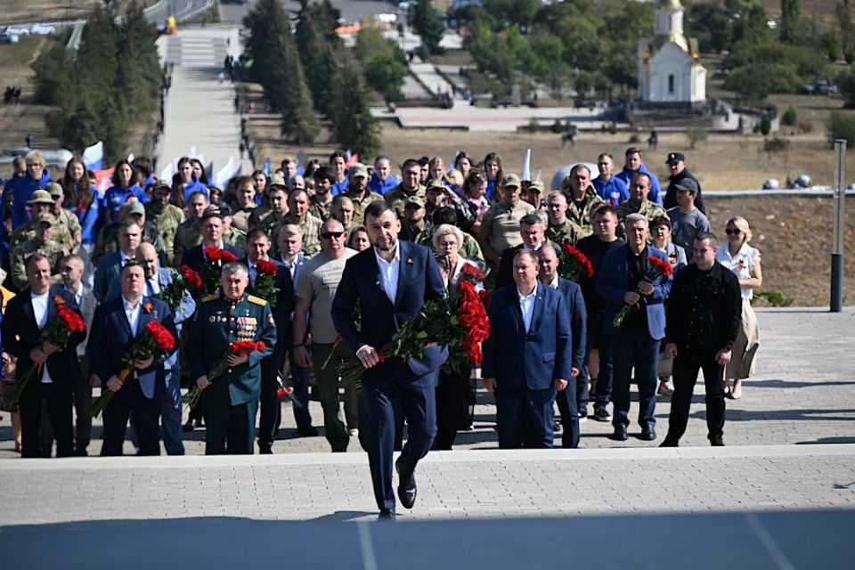 Константин Кузьмин: Сегодня, в 82-ю годовщину освобождения Донбасса от немецко-фашистских захватчиков, вместе с Главой ДНР Денисом Пушилиным, коллегами и представителями молодежных организаций посетили священное для нашего...