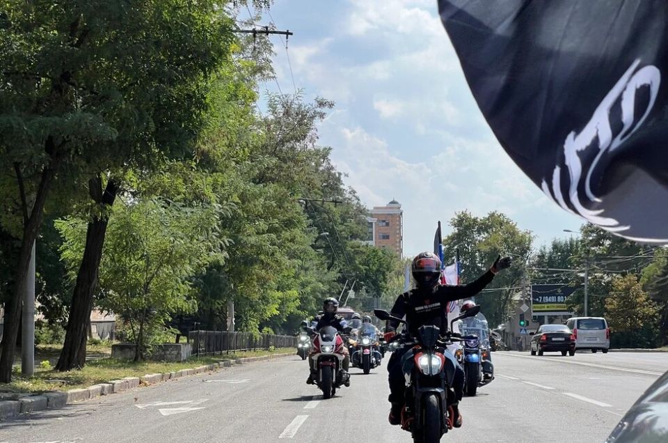 «МотоДвиж» устроили байкеры в столице ДНР в День освобождения Донбасса