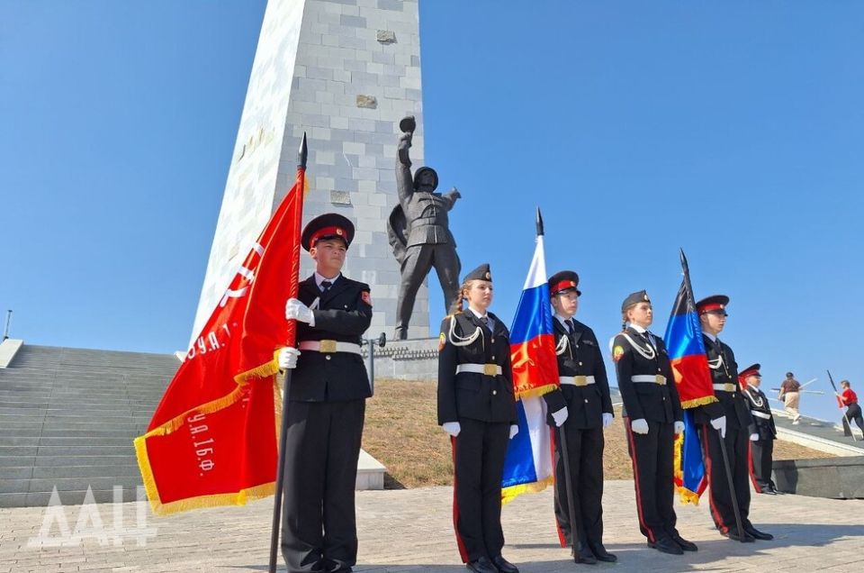Глава ДНР наградил бойцов на Саур-Могиле в День освобождения Донбасса