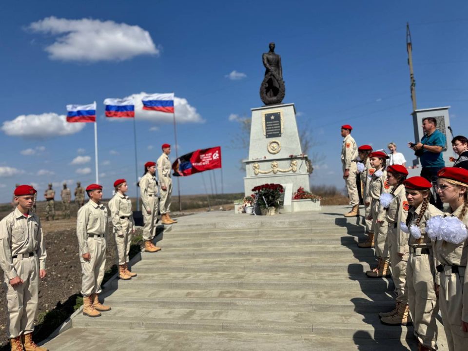 По приглашению главы Шахтерского муниципального округа Александра Шатова Сергей Ермаков принял участие в открытии мемориала в Дмитровке