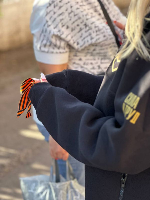 Игорь Мартынов: Раздача георгиевских ленточек ко Дню освобождения Донбасса