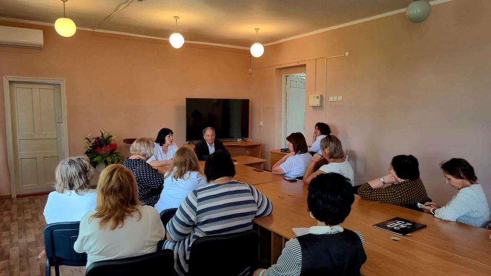 Во исполнение поручения Главы ДНР Дениса Пушилина о постоянном диалоге с людьми, 08 сентября 2025 года заместитель главы администрации городского округа Дебальцево Оксана Козлова провела встречу с трудовым коллективом ГБОУ...