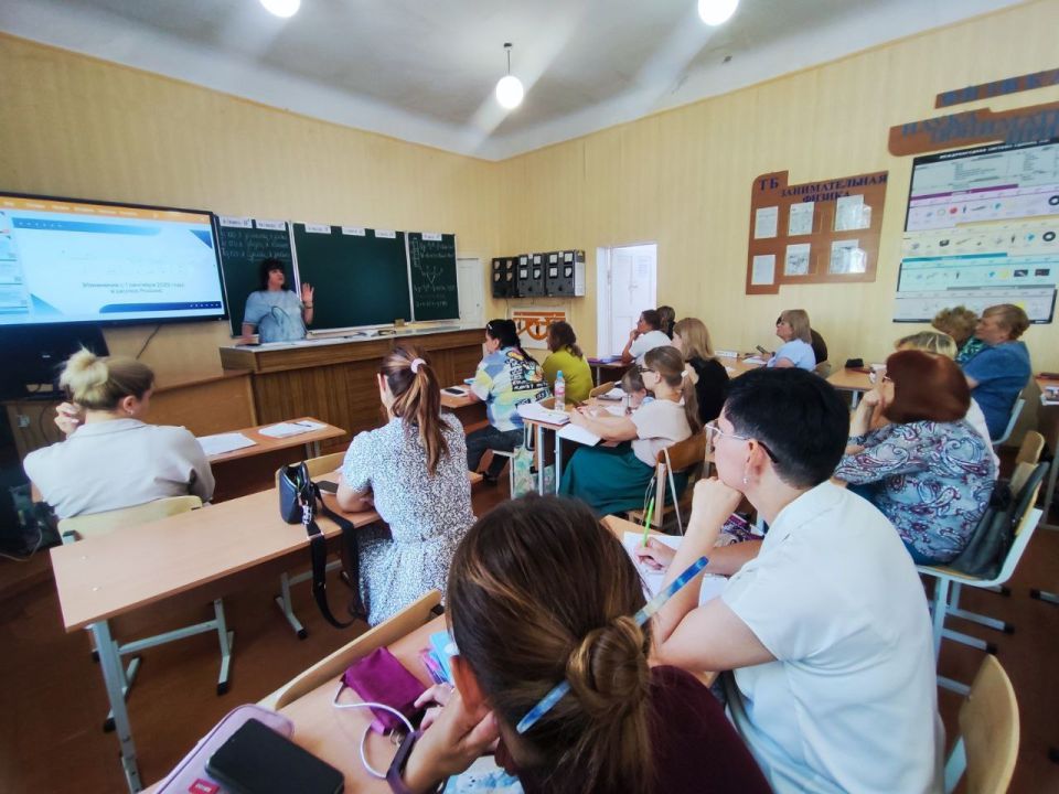 8 сентября депутат Старобешевского муниципального совета Светлана Матющенко провела встречу с трудовым коллективом ГБОУ "Комсомольская школа № 1 Старобешевского М.О."