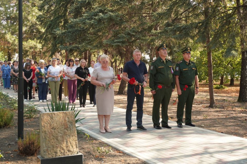 Сергей Юзвинкевич: В День освобождения Донбасса от немецко-фашистских захватчиков вместе с трудовыми коллективами и представителями военного комиссариата возложил цветы к памятнику воинам односельчанам, погибшим в...