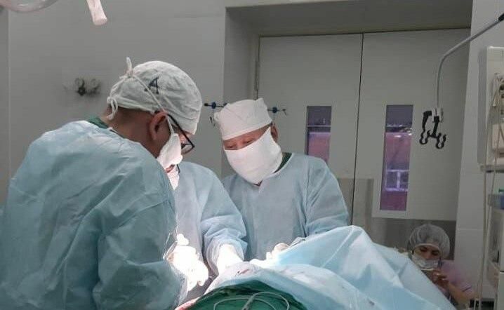 Врачи из Якутии провели более 1220 операций в Докучаевске