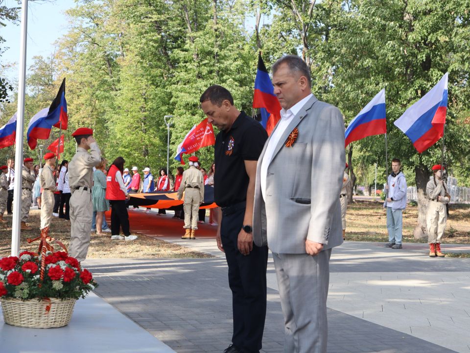 Константин Зинченко: В знак скорби и памяти о миллионах людей, погибших от рук нацистов, склонили головы в минуте молчания у Памятника жертвам фашизма