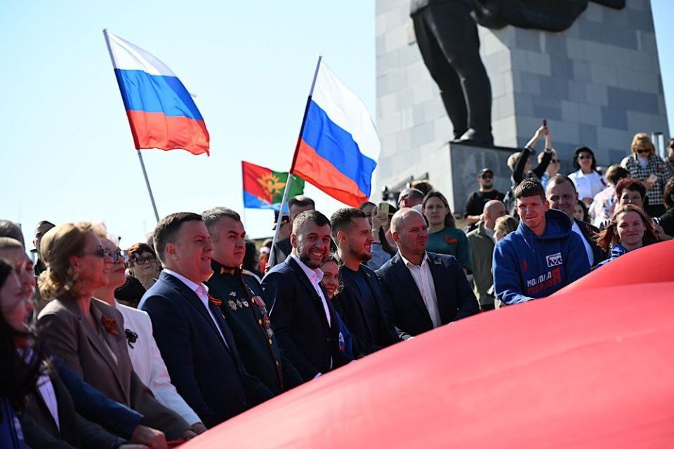 Константин Кузьмин и депутаты парламента отдали дань памяти защитникам Родины в День освобождения Донбасса