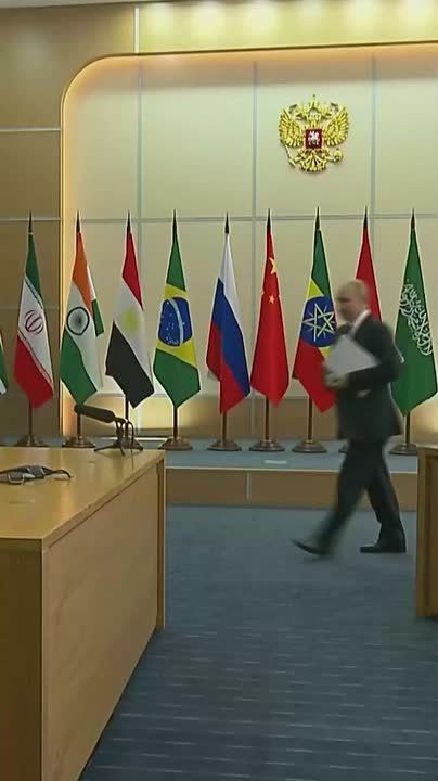 Главные новости за день:. Путин принял участие в онлайн-саммите БРИКС В Донецке ликвидируют последствия атаки ВСУ ФСБ задержала гражданина Азербайджана за подготовку терактов в Ставропольском крае Шесть человек погибли в...