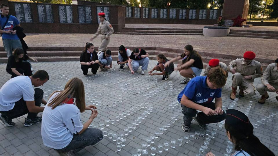 И помнит Донбасс. В День освобождения родного края сотрудники Администрации округа,молодежь округа и активисты НКО, учащиеся гимназии, сотрудники военного комиссариата и отделения ГИБДД собрались, чтобы отдать дань памяти и...