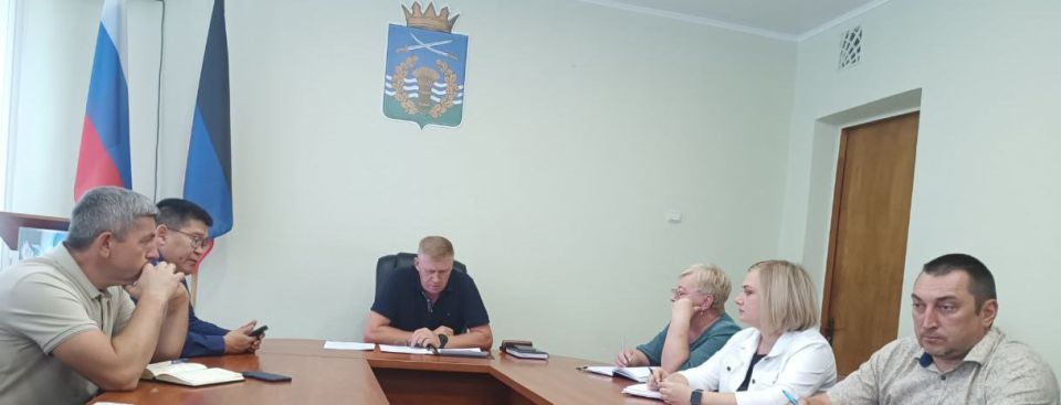 Сергей Юзвинкевич: Сегодня провёл расширенное аппаратное совещание с начальниками отделов и структурных подразделений Администрации Володарского МО, руководителями предприятий, территориальных подразделений министерств и...