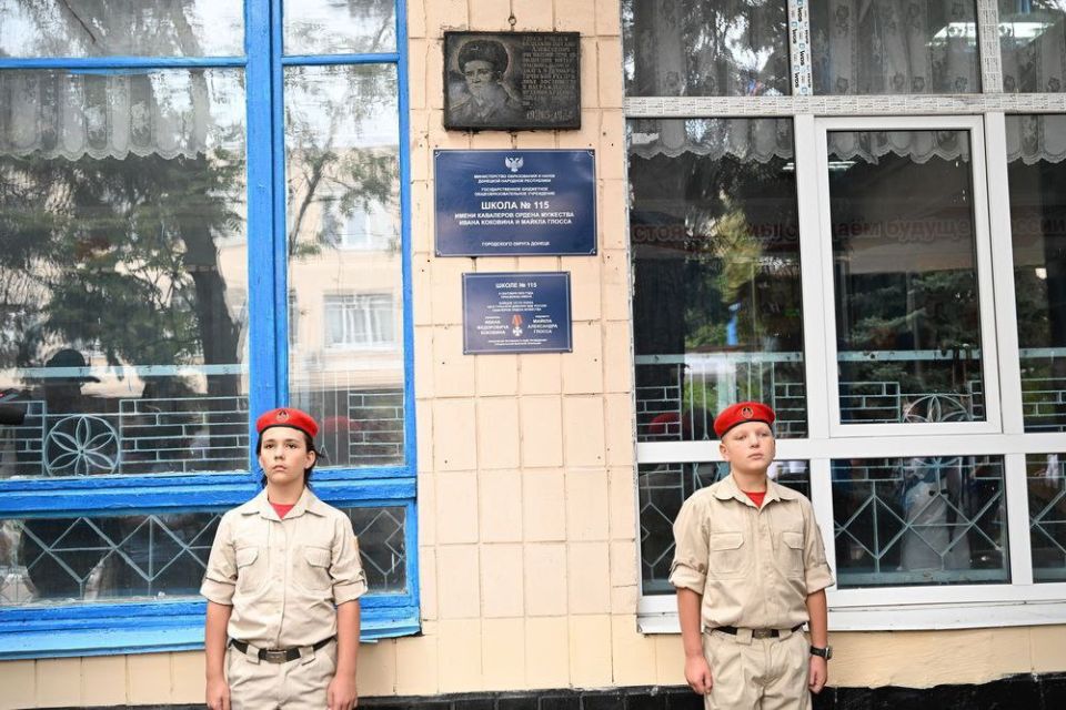 Донецкой школе № 115 присвоили имена погибших под Часов Яром героев Ивана Коковина и Майкла Глосса