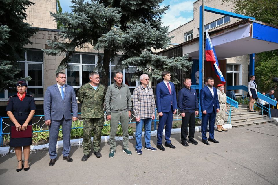 Денис Пушилин, Владимир Якушев и Сергей Кравцов присвоили имена кавалеров ордена Мужества Ивана Коковина и Майкла Александра Глосса одной из донецких школ