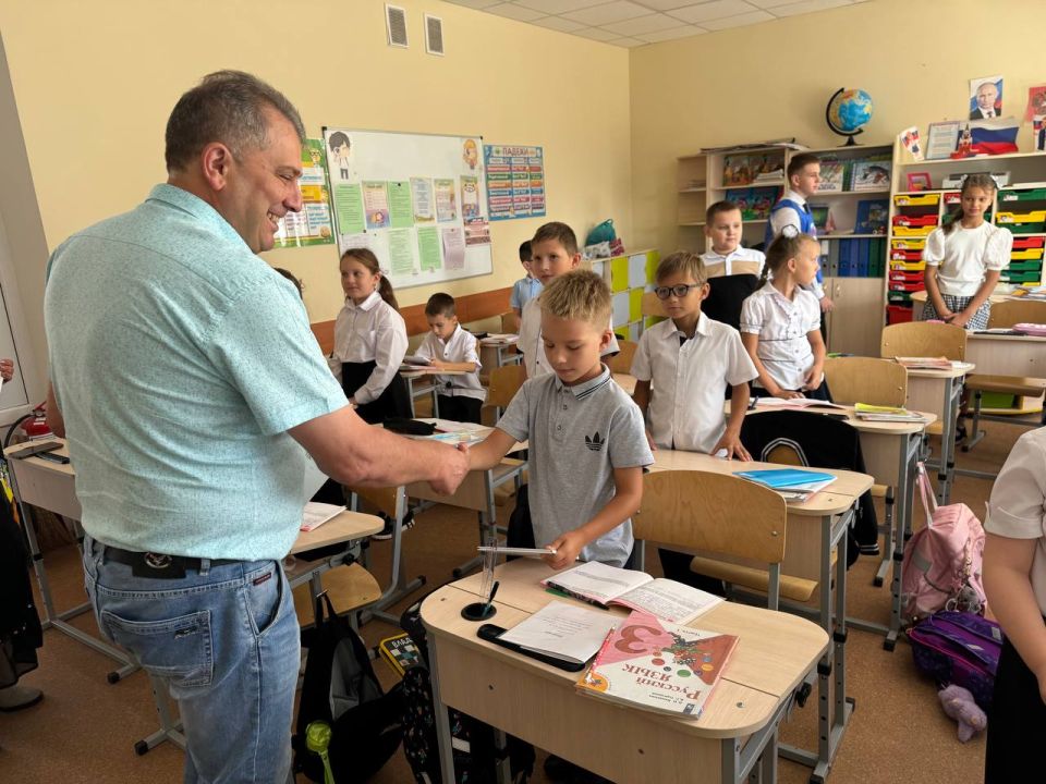 В рамках партийного проекта «Новая школа» продолжаются инициативы, направленные на поддержку образовательного процесса и создание комфортных условий для обучения детей