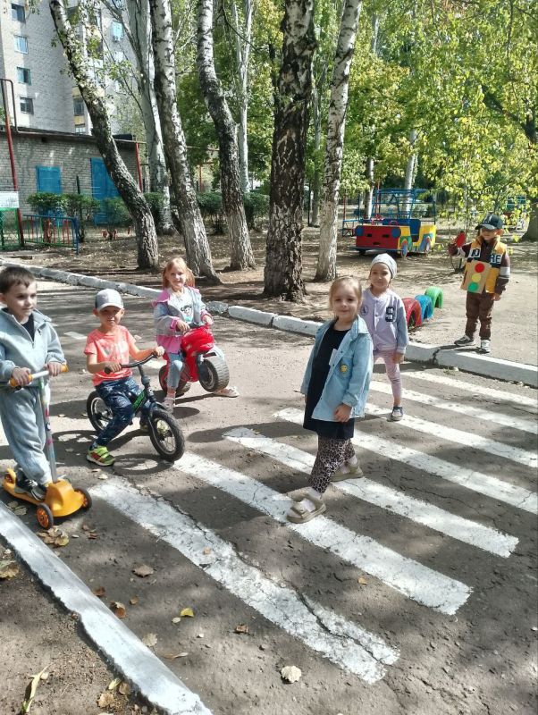 В рамках исполнения годового плана в ГКДОУ №10 "Радуга" проходит месячник безопасности на дороге