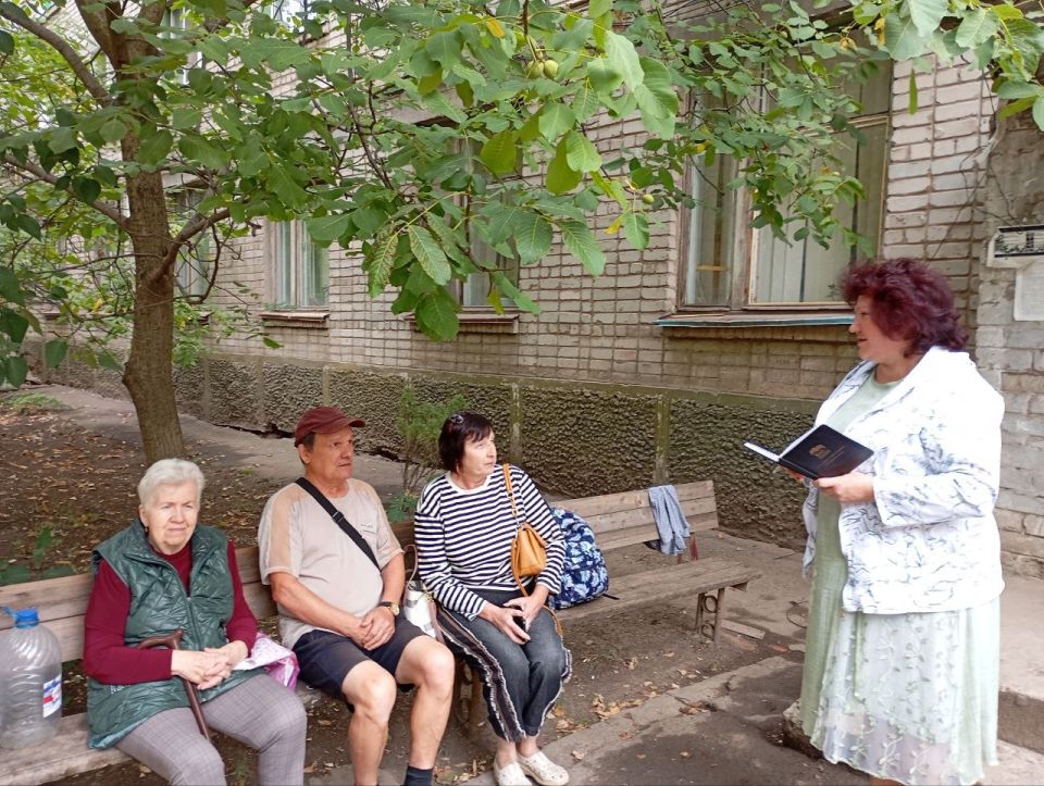 10 сентября 2025 года руководитель общественной приемной местного отделения Всероссийской политической партии «Единая Россия» Татьяна Давыденко провела встречу с жителями города Светлодарск