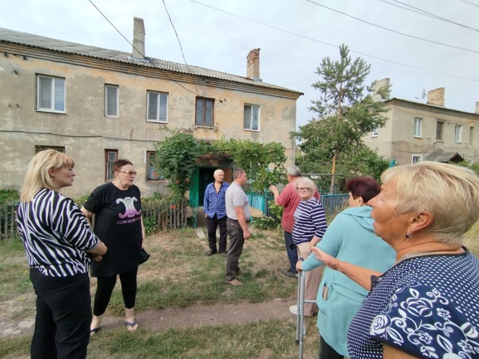 10 сентября руководитель Управы Червоногвардейского внутригородского района Антон Гринзовский провел встречу с жителями жилого массива Дзержинского возле дома № 4 по улице Аварийной