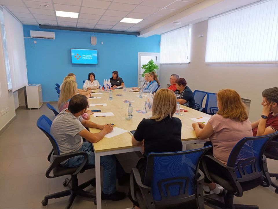 Заместитель главы администрации Волновахского муниципального округа и координатор Женского движения "Единой России" Елена Снисаренко провела встречу с коллективом ГКУ "Волновахский РЦЗ"