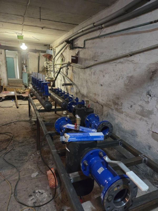 В ГБОУ "СШ № 2 г. Ждановка Шахтерского м. о." продолжаются работы по текущему ремонту малого спортзала и теплового узла