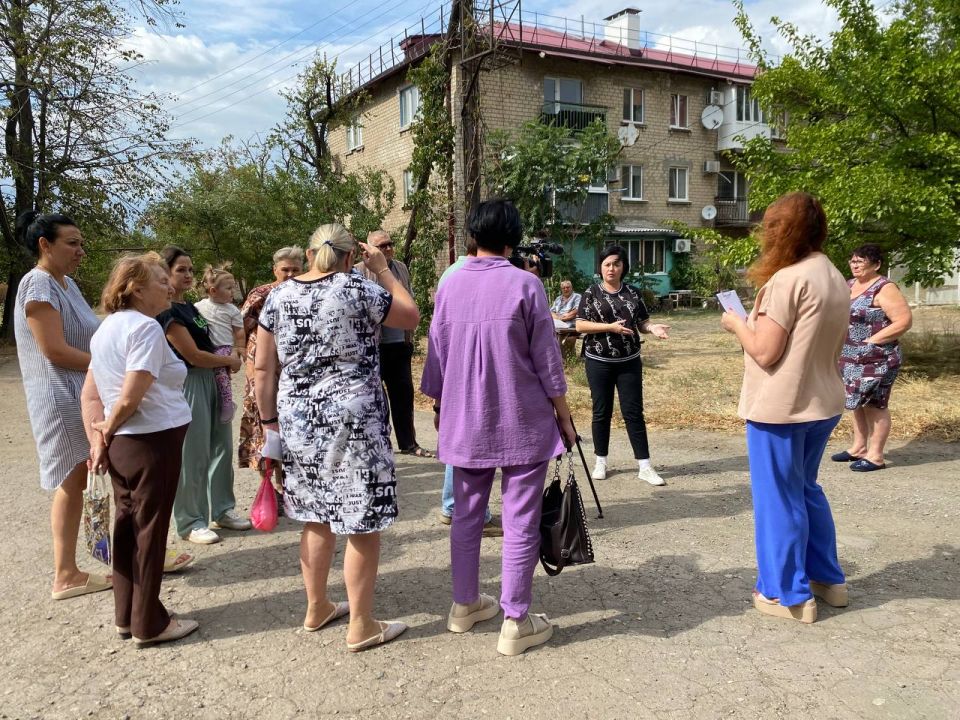 Сегодня заместитель главы Администрации муниципального образования городского округа Харцызск Виктория Рогожина провела встречу с гражданами в пгт Горное, ул. Шахтерская, 33