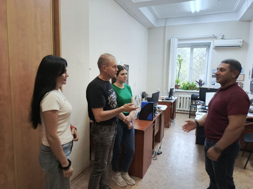 9 сентября лидер общественного мнения Виталий Хохлов провел встречу с трудовым коллективом ООО «ЮГМК» Донецк Филиал №6 «Комсомольское рудоуправление»