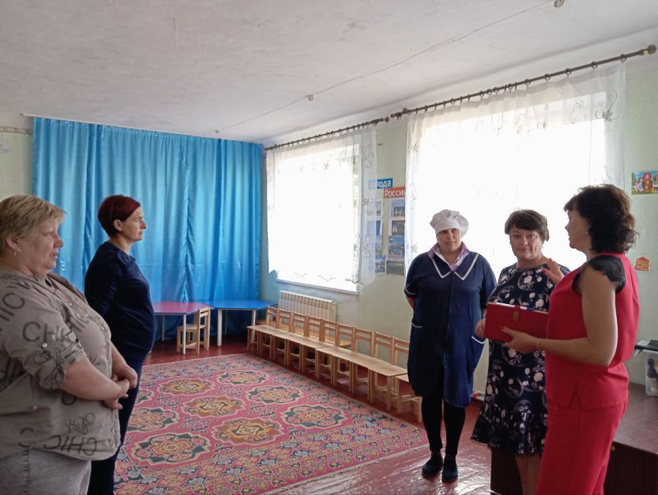 Заместитель главы администрации Амвросиевского муниципального округа Елена Крюкова встретилась с трудовым коллективом Великомешковского детского сада