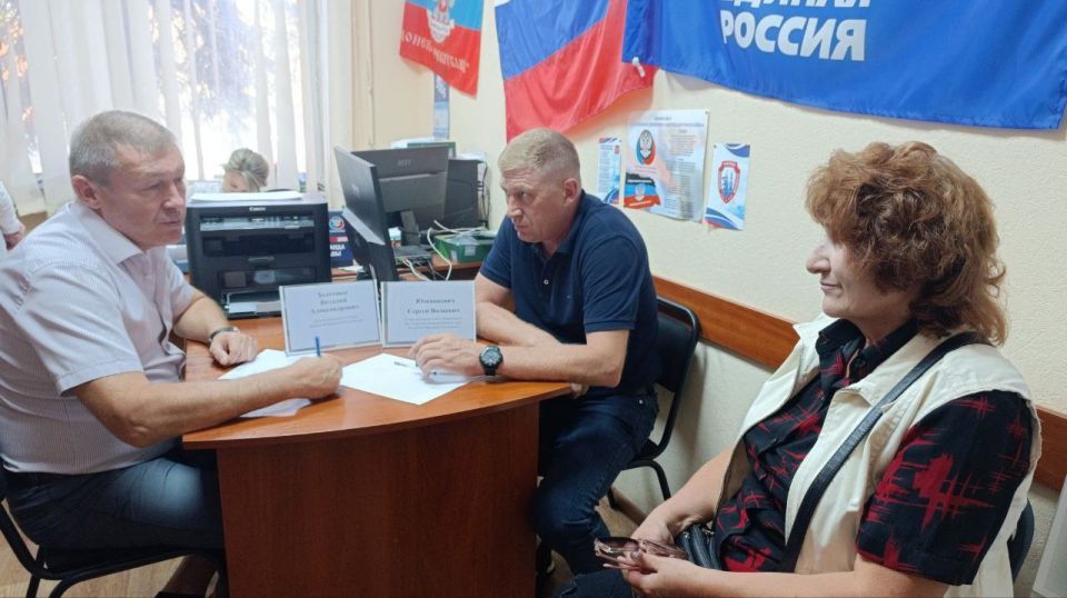 Заместитель председателя #Комитет_Народного_Совета_по_ЖКХ Виталий Золотнюк (фракция «Единая Россия») совместно с главой Володарского муниципального округа Сергеем Юзвинкевичем провели прием граждан