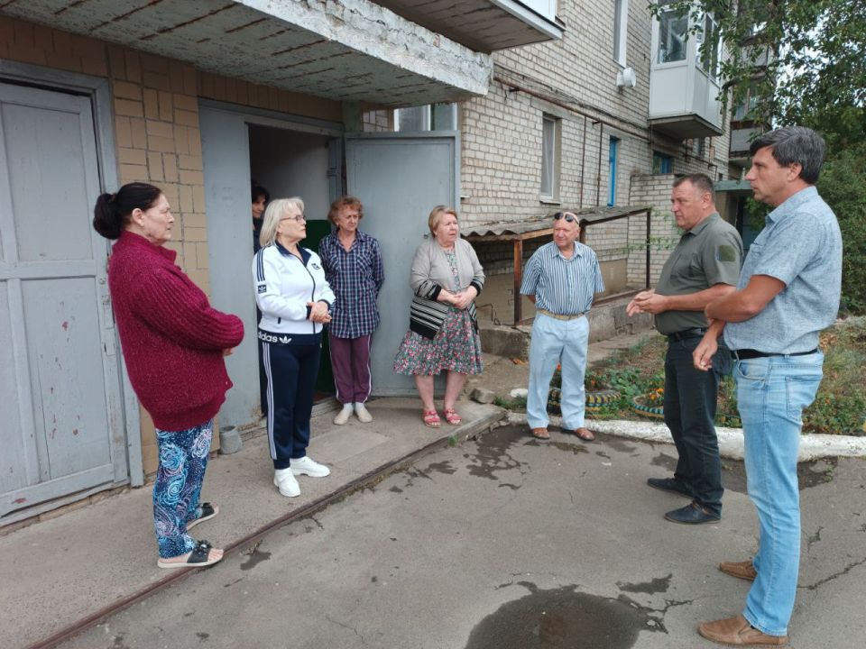 Первый заместитель главы администрации Амвросиевского муниципального округа Борис Бутко встретился с жителями многоквартирного дома по улице Ватутина, 1 города Амвросиевка