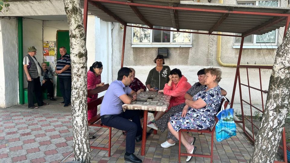 Заместитель главы Администрации Шахтерского муниципального округа провел встречу с жителями Ждановки