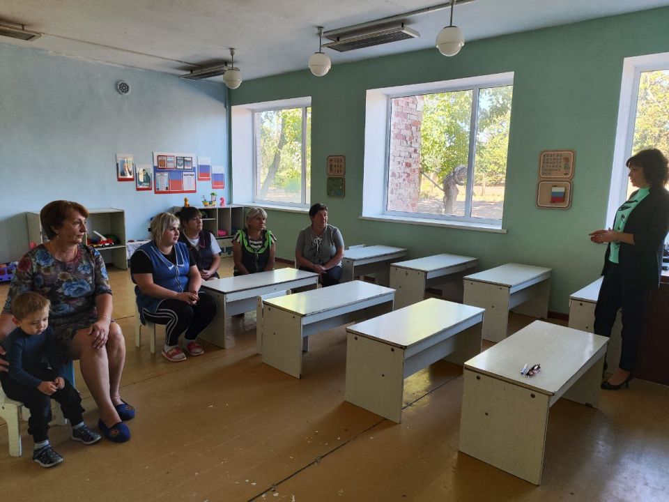 Заместитель главы администрации Амвросиевского муниципального округа Елена Крюкова провела встречу с трудовым коллективом Лисиченского детского сада