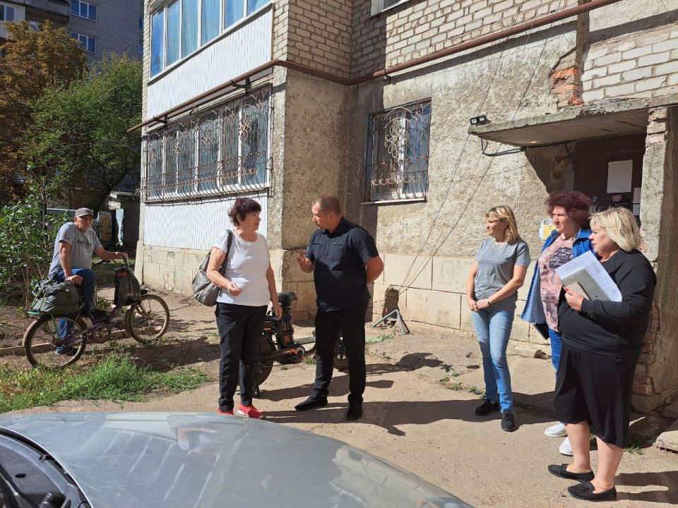 Во исполнение поручения Главы Донецкой Народной Республики Дениса Владимировича Пушилина о ведении постоянного диалога с людьми, сегодня 11.09.2025, Валерий Иванович Бессараб провел встречу с жителями г. Светлодарск