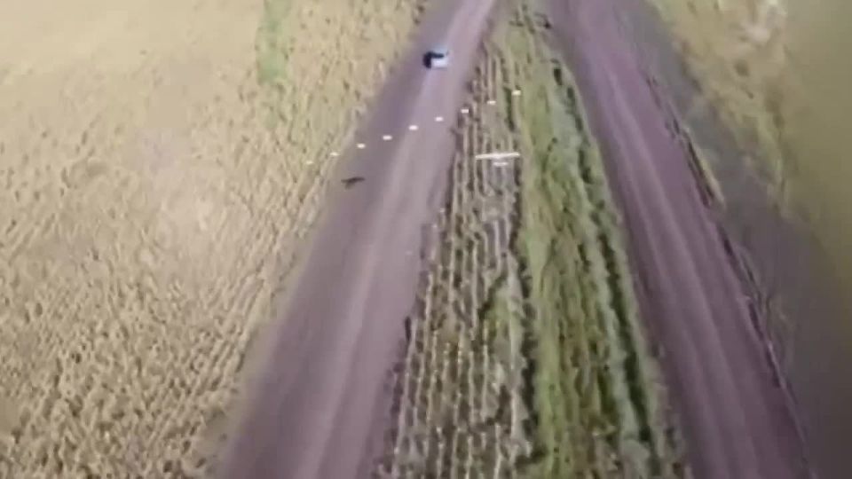 Момент удара дрона-камикадзе "Молния-2" по украинскому автомобилю в объективе дрона-перехватчика ВСУ, Краматорское направление