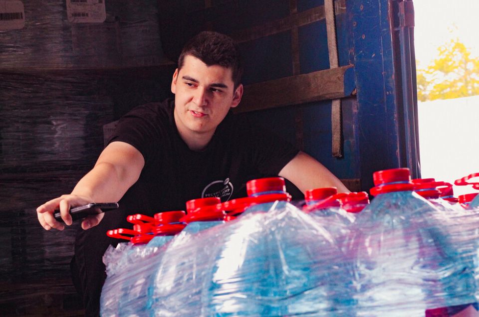 Чеченская молодежь передала Донецку 21 тонну питьевой воды в знак поддержки