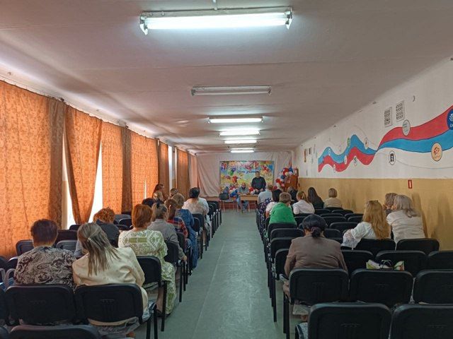 Глава Амвросиевского муниципального округа Игорь Лызов встретился с трудовым коллективом школы № 6 г. Амвросиевка