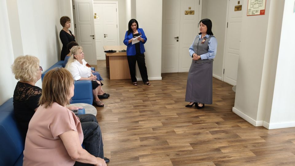 Заместитель главы администрации Волновахского муниципального округа и координатор Женского движения «Единой России» Елена Снисаренко провела встречу с коллективом МБУК ДО «Волновахская детская школа искусств»